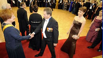 Eduskunnan puhemies Sauli Niinistö ja puoliso Jenni Haukio kättelemässä presidenttiparia itsenäisyyspäivän vastaanotolla presidentinlinnassa 6. joulukuuta 2009.