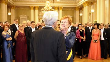  Presidentti Tarja Halonen ja puoliso, tohtori Pentti Arajärvi valmistautuvat valssin pyörteisiin itsenäisyyspäivän vastaanotolla presidentinlinnassa 6. joulukuuta 2009.