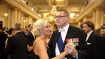 Pääministeri Matti Vanhanen ja puoliso Sirkka Mertala valssin pyörteessä itsenäisyyspäivän vastaanotolla presidentinlinnassa 6. joulukuuta 2009.