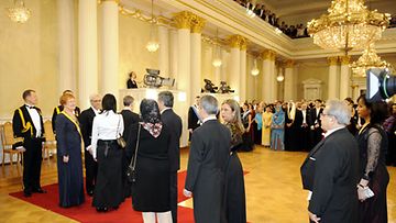 Diplomaatteja itsenäisyyspäivän vastaanotolla presidentinlinnassa 6. joulukuuta 2009.