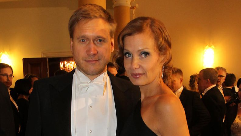 Samuli Edelmann vaimonsa Laura Tuomarilan kanssa.