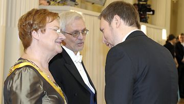 Vasemmistoliiton Paavo Arhinmäki keskustelee presidenttiparin kanssa itsenäisyyspäivän vastaanotolla Presidentinlinnassa Helsingissä 6. joulukuuta 2011.