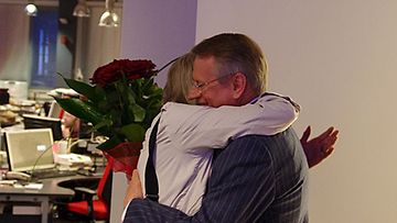 Entisten työtovereiden tapaaminen oli lämmin, kun Urpo Martikainen oli saanut viimeisen lähetyksensä purkkiin 27.5.2010. Halaamassa entinen uutisankkuri Leena Kaskela.