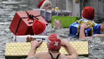 Genevessä järjestettiin vuosittainen joulu-uinti 19. joulukuuta 2010.(EPA)