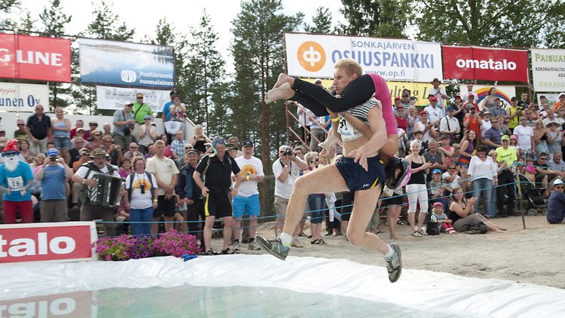 Kilpailun voittaneet Taisto Miettinen ja Kristiina Haapanen menivät vesiesteeseen vauhdikkaasti.