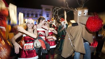 Tontuiksi poroiksi ja joulupukeiksi pukeutuneet ihmiset ottivat osaan viidettä kertaa järjestettävään Keskiyön Joulujuoksuun Lausannessa Sveitsissä 18. joulukuuta 2010. (EPA) 