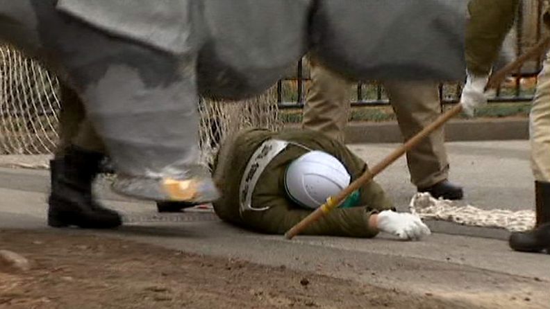 Ihan kuin sarvikuono karkuteillä? Tokion eläintarhassa harjoiteltiin maanjäristyksen varalle. Kuva AP:n videomateriaalista.