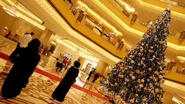 Dubaista löytyy 13-metriä korkea joulupuu, joka maksaa koristeineen 11 miljoonaa dollaria.