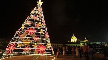 Näin moderniin muotoon on taipunut joulupuu Cartagenassa Kolumbiassa.