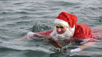 Genevessä järjestettiin vuosittainen joulu-uinti 19. joulukuuta 2010.(EPA)