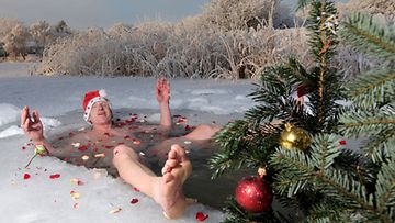 Extreme-lajien harrastaja Helmut Kunden joulunodotukseen ja jouluun kuuluvat kylmät kylvyt järvessä. (EPA)