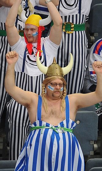 Saksan MM-kisoihin olivat saapuneet myös Asterix ja Obelix. Ja tietysti kannustamaan Suomea.