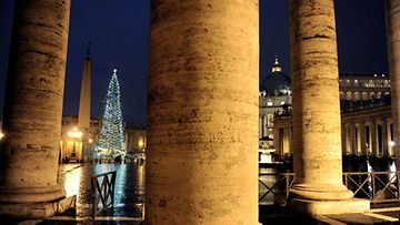 Yönäkymä joulupuusta Pyhän Pietarin aukiolla Vatikaanissa. (EPA)