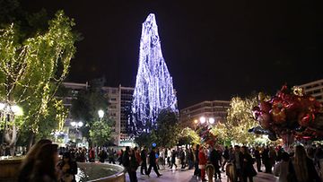 Joulupuu Ateenan pääaukiolla 19. joulukuuta 2010. (EPA)