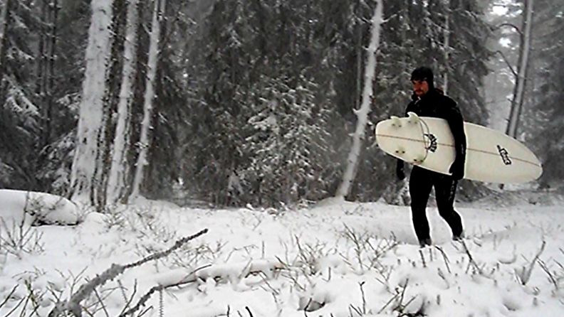 Antti-myrsky tarjoili suomalaisille surffareille onnenpäivän. Kuva: Henri Nevapuro.