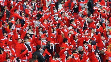 Kiinassa peräti yli 2000 pukin tamineisiin pukeutunutta ilmestyi juhlimaan aaton aattoa 2010. (EPA)