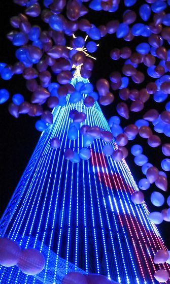 Taipein joulukuusi Taiwanissa rakentuu kaikkiaan 100 000 pikkuvalosta ja voi loistaa kaikkiaan 256 eri värissä.