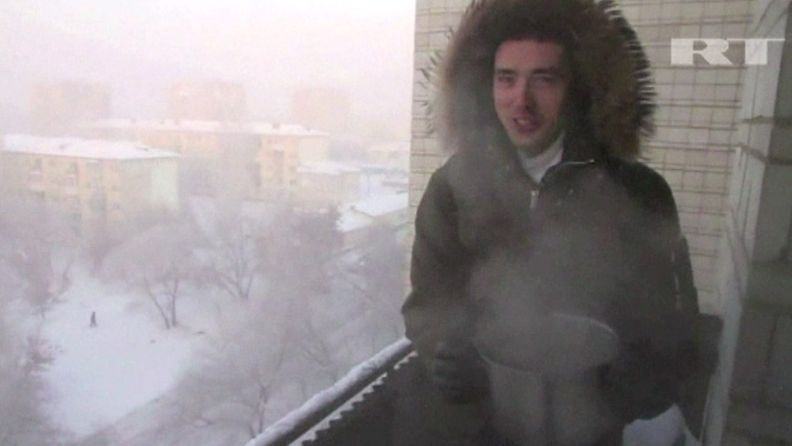 Tällaista on talvihuvittelu Siperiassa – paiskotaan kiehuvaa vettä alas parvekkeelta. Kuvakaappaus AFP:n videomateriaalista.