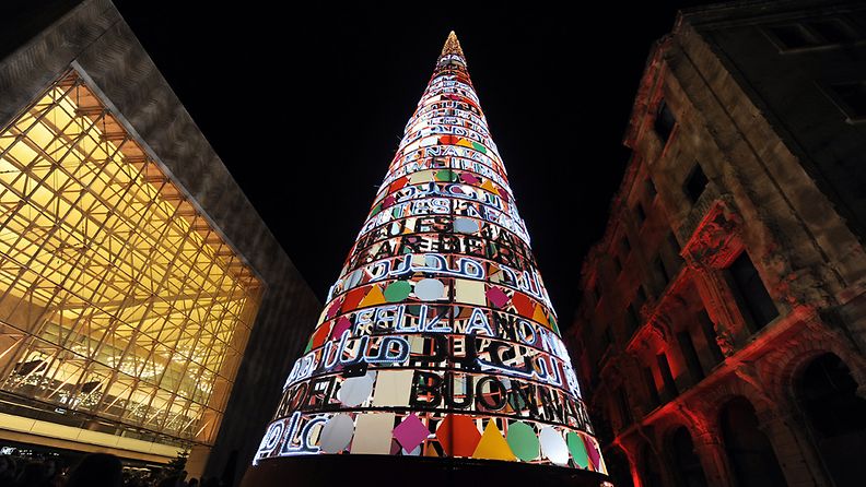 Beirutissa Libanonissa joulupuu on rakennettu joulutervehdyksistä.