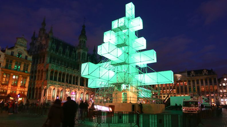 Brysselissä joulukuusi on 24-metrinen metallista rakennettu monumentti, joka on päällystetty puulla sekä näyttöruuduilla.