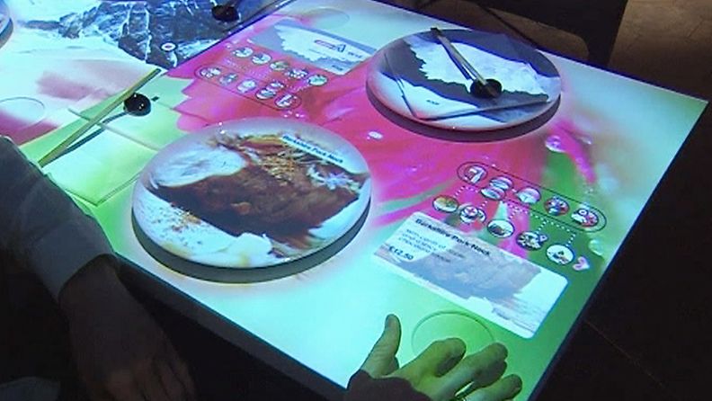 Ravintolan älypöydän kosketusnäytöltä tilauksen voi tehdä suoraan keittiöön.
