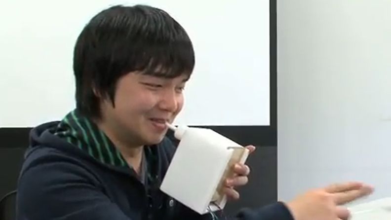 japanilaiset ovat kehittäneet laitteen, jonka avulla voi antaa suudelmia internetin välityksellä. Kuva: YouTube