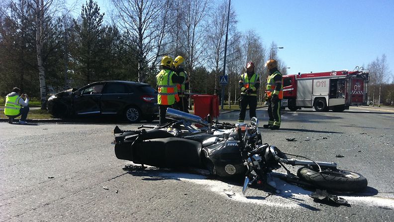 Moottoripyöräilijä sai surmansa risteyskolarissa Oulussa 13.5.2011.