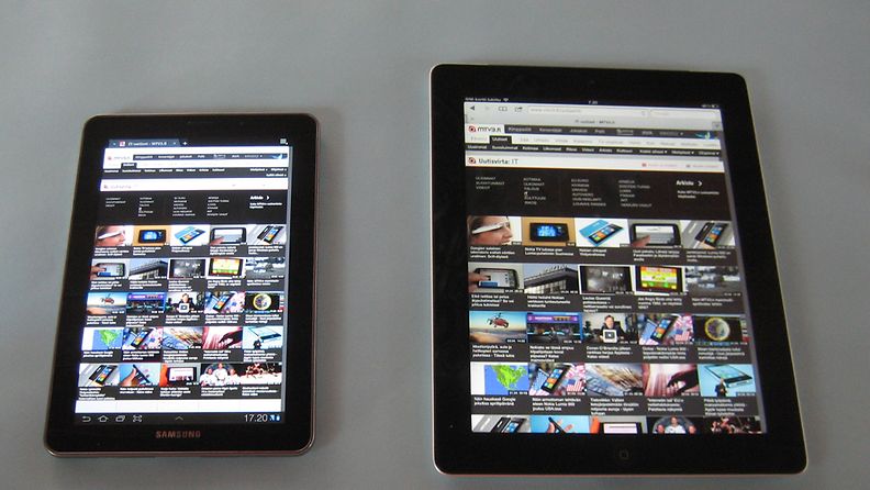 Samsung Galaxy Tab 7.7 (vasemmalla) ja Apple iPad (oikealla)