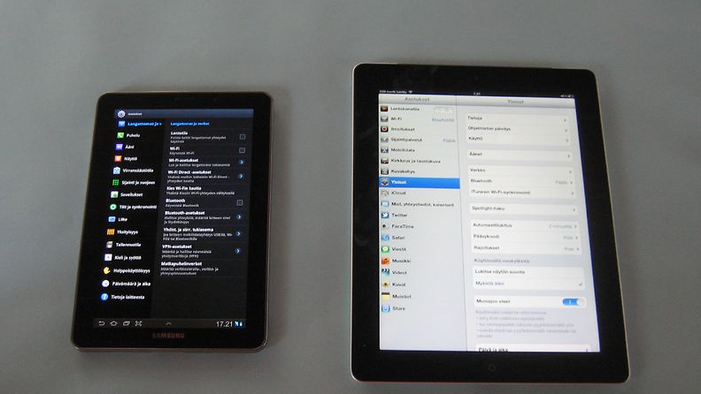 Samsung Galaxy Tab 7.7 (vasemmalla) ja Apple iPad (oikealla)