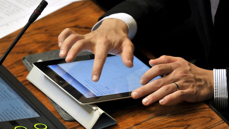 Kansanedustaja käyttää ja iPadia eduskunnan kyselytunnilla istuntosalissa Helsingissä 8. syyskuuta 2011.