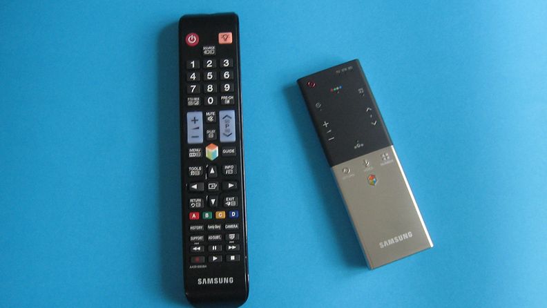 Samsungin 55-tuumainen Smart TV ja kaukosäätimet