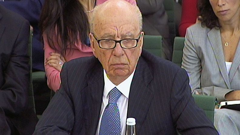 Rupert Murdoch parlamentin kuulemisessa Lontossa.