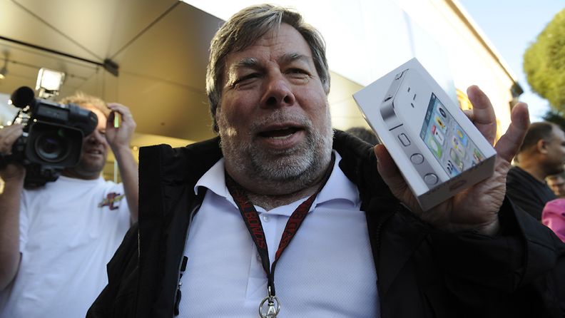 Applen perustaja Steve Wozniak esittelee uutta Applen iPhone 4S -puhelinta. 