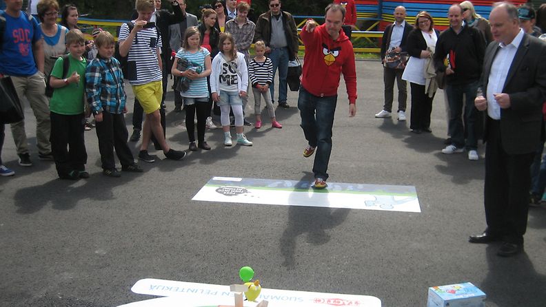 Peliyhtiö Rovion markkinointipäällikkö Peter Vesterbacka pelaa Angry Birds Action Gamea Särkänniemessä 7.6.2012.