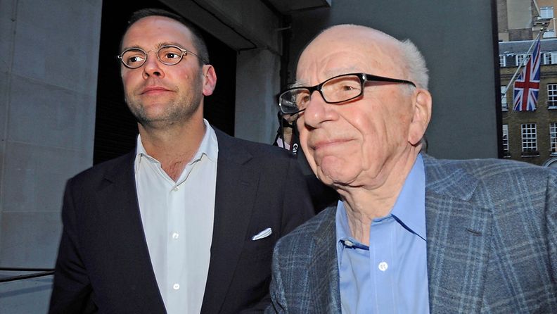Rupert Murdoch (oik.) poikansa Jamesin kanssa kuvattuna 10.7.2011. 