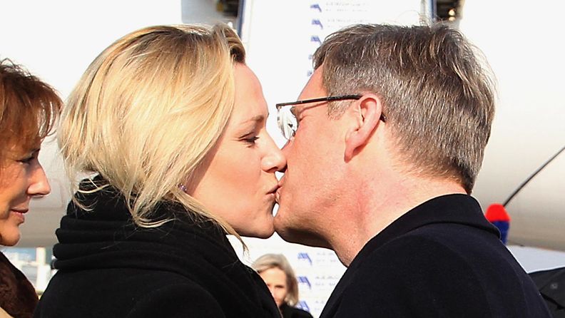 Saksan ex-presidentti Christian Wulff suutelee vaimoaan Bettinaa.