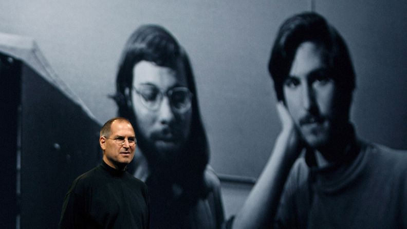 Steve Jobs vuonna 2006, taustalla Wozniak ja Jobs itse lähes 30 vuotta aiemmin.