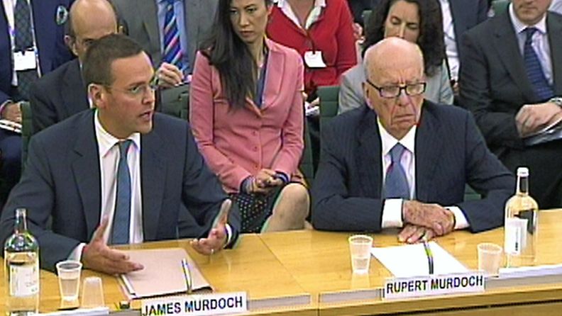 James Ja Rupert Murdoch parlamentin kuulemisessa Lontossa.