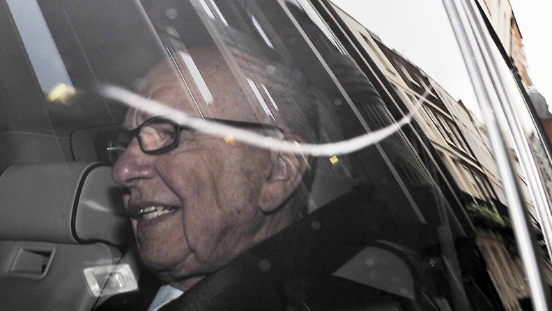 Mediamoguli Rupert Murdochin auto joutui valokuvaajien saartamaksi parlamenttitalon portilla.