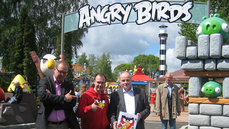 Särkänniemen Angry Birds Land. Vasemmalla Särkänniemen toimitusjohtaja Miikka Seppälä, keskellä Rovion markkinointipäällikkö Peter Vesterbacka ja oikealla peliyhtiö Tacticin toimitusjohtaja Markku Heljakka. 