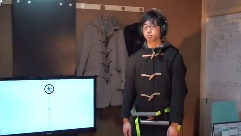 Japanilaisten opiskelijoiden kehittämä "tyttöystävätakki" halaa käyttäjäänsä. Kuvakaappaus YouTubesta.