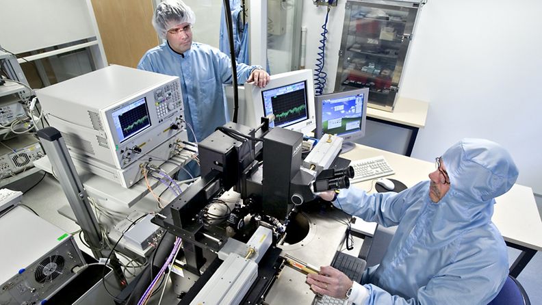 Planck-satelliitin 70 GHz:n vastaanottimissa käytettävien puolijohdevahvistinsirujen testausta MilliLab, VTT:n kryogeenisessa testauskammiossa.