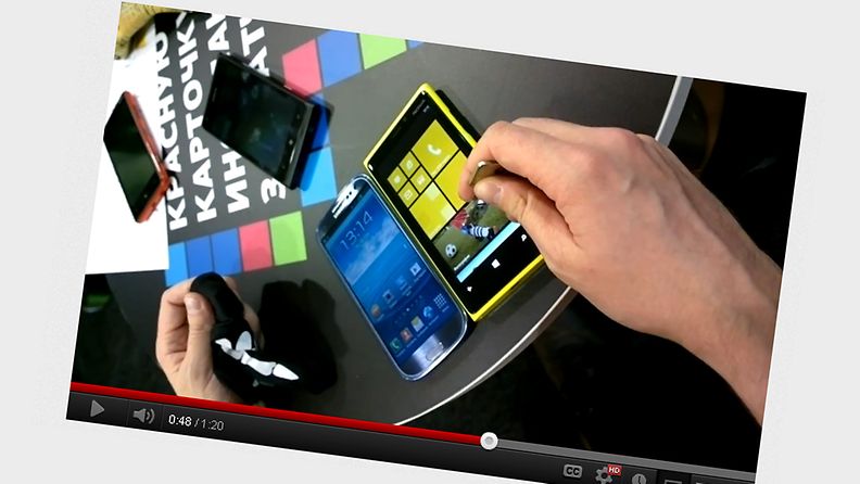 Nokia Lumia 920 näytön ohjaamista avaimella. Vasemmalla Samsungin Galaxy S3 -puhelin. Kuvakaappaus YouTubesta.