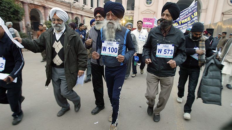 Fauja Singh juoksi Run for the City -tapahtumassa Intian Amritsarin kaupungissa 22.1.2012. 