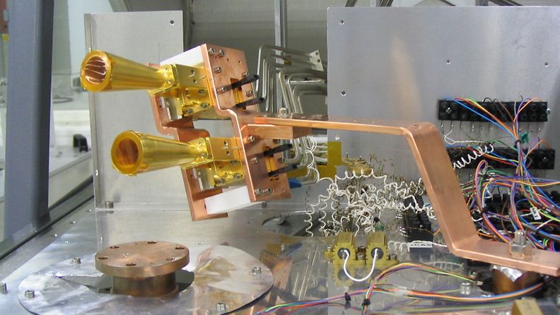  Kaksi Planck-satelliitin 70 GHz:n etupäävahvistinyksikköä torviantenneineen sijoitettuna DA-Design Oy:n kryogeeniseen testauskammioon.