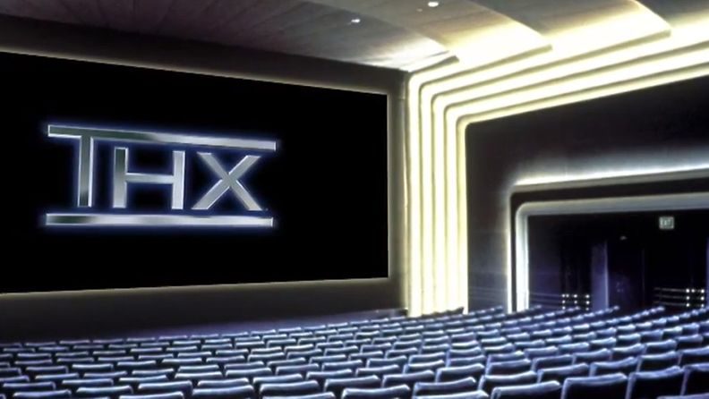 THX -logo ja elokuvateatteri. Kuvakaappaus THX:n esittelyvideosta YouTubessa.