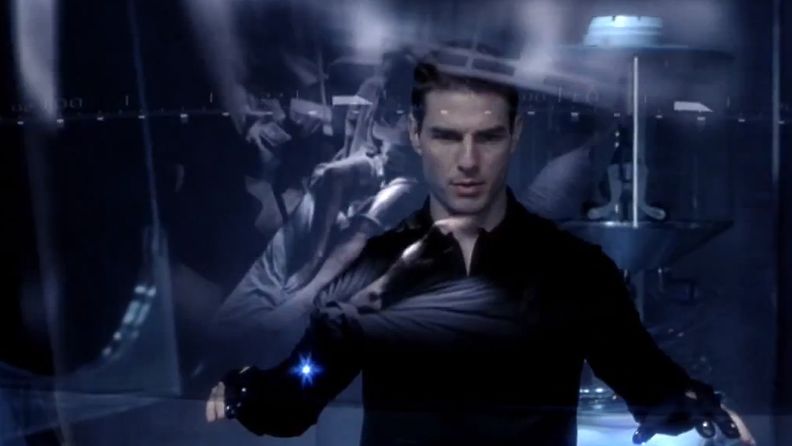 Tom Cruise Minority Report -elokuvassa. Kuvakaappaus YouTubesta.