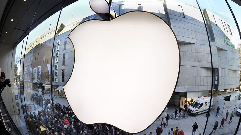 Asiakkaita Applen kaupan edustalla Münchenissä, Saksassa.