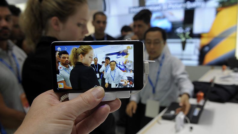 Mies ottaa valokuvaa Samsung Galaxy -kamerapuhelimella IFA messuilla Berliinissä 2012.