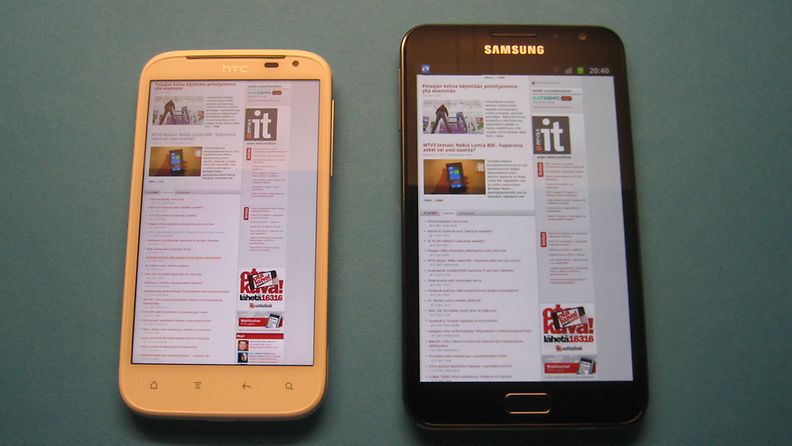 Samsung Galaxy Note (oikealla). Kännykän ja tabletkoneen välimuoto. Vasemmalla HTC Sensation XL. Kuva: Jari Heikkilä